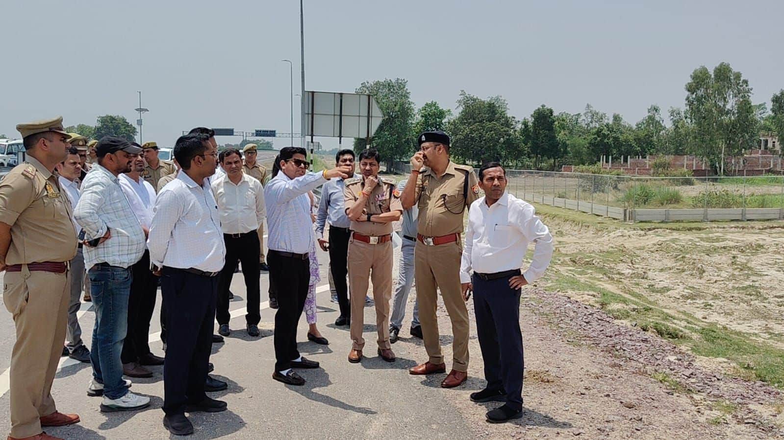फोटो-32-कानपुर-लखनऊ एक्सप्रेसवे के लोकार्पण कार्यक्रम के लिए स्थल देखते डीएम घनश्याम मीना, एसएस