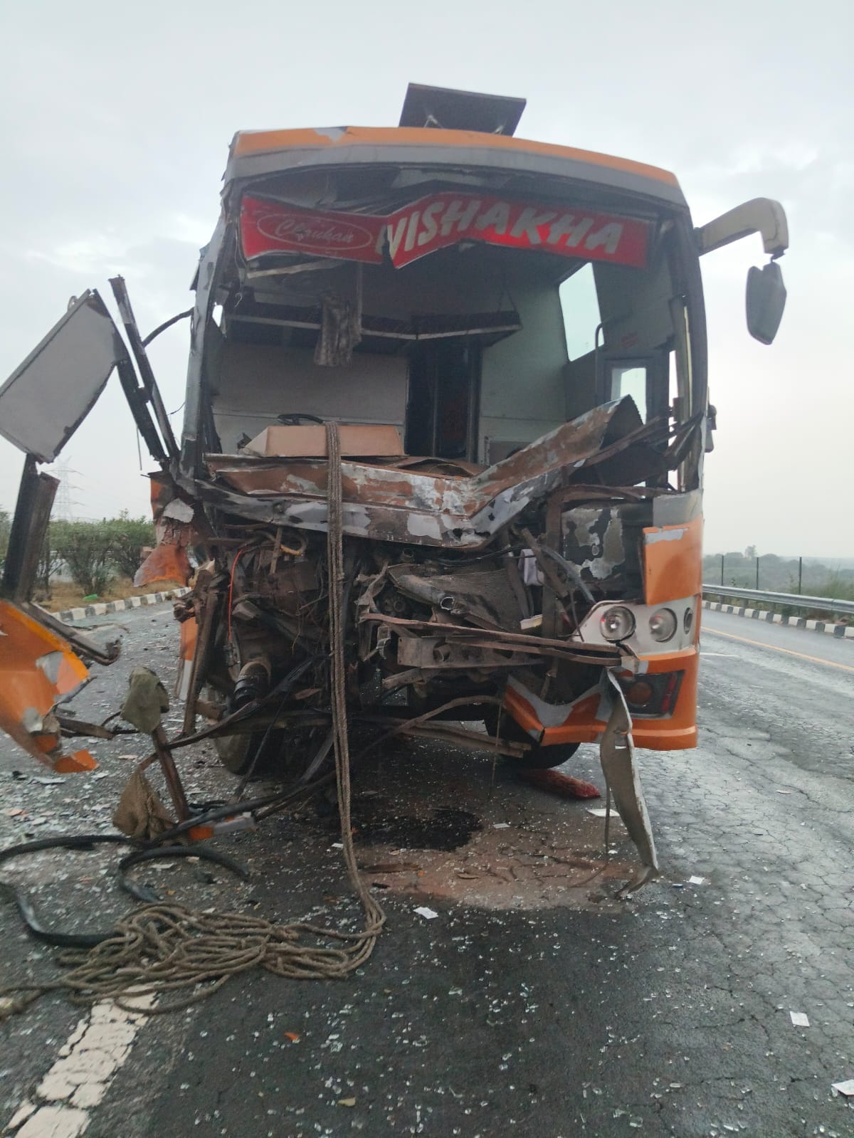 Sleeper Bus Crashes into Dumper; 12 Injured, Including Driver; Bus Was Traveling from Delhi to Hamirpur; Major Accident Occurs Friday Morning on Agra-Lucknow Expressway at Dauki.