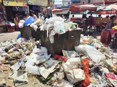 Heaps of garbage litter Sampla, garbage spread in the markets