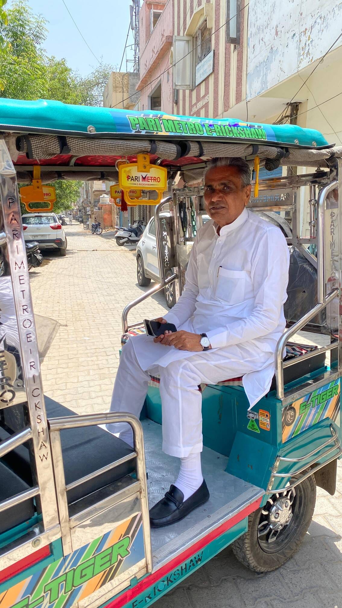 Dudaram-Jodha left her private vehicle and boarded an e-rickshaw