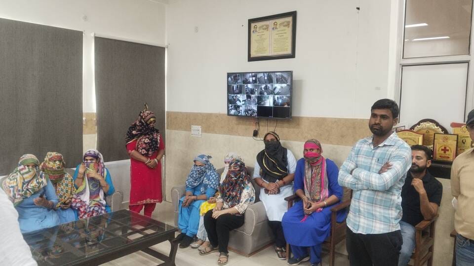 Female staff at the polyclinic created a ruckus due to the doctor's behavior