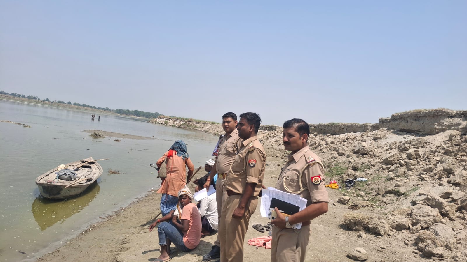 गंगा में स्नान के डूबने के सूचना पर घाट पर पहुंची पुलिस टीम। संवाद