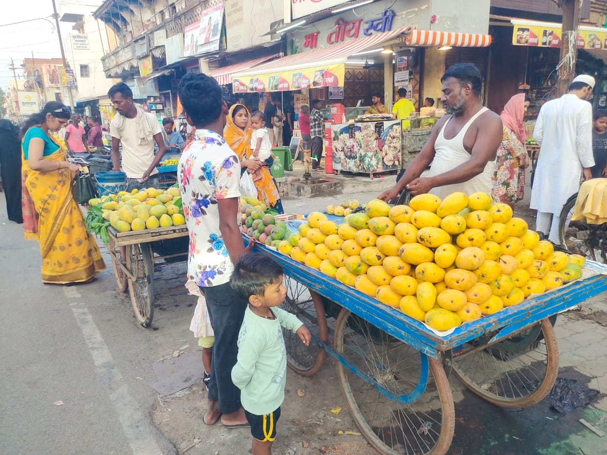 Mangoes hit the market... Sindoori is being sold for Rs 100 per kg.