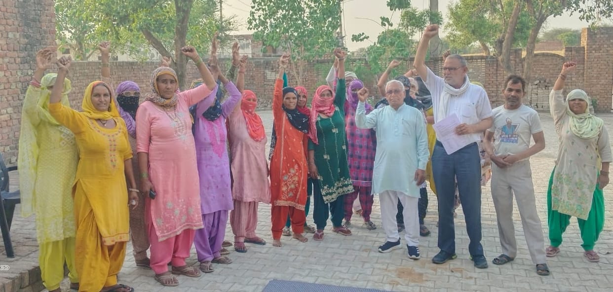 MNREGA workers staged a strike, demanding 200 days of employment and a daily wage of Rs 700.