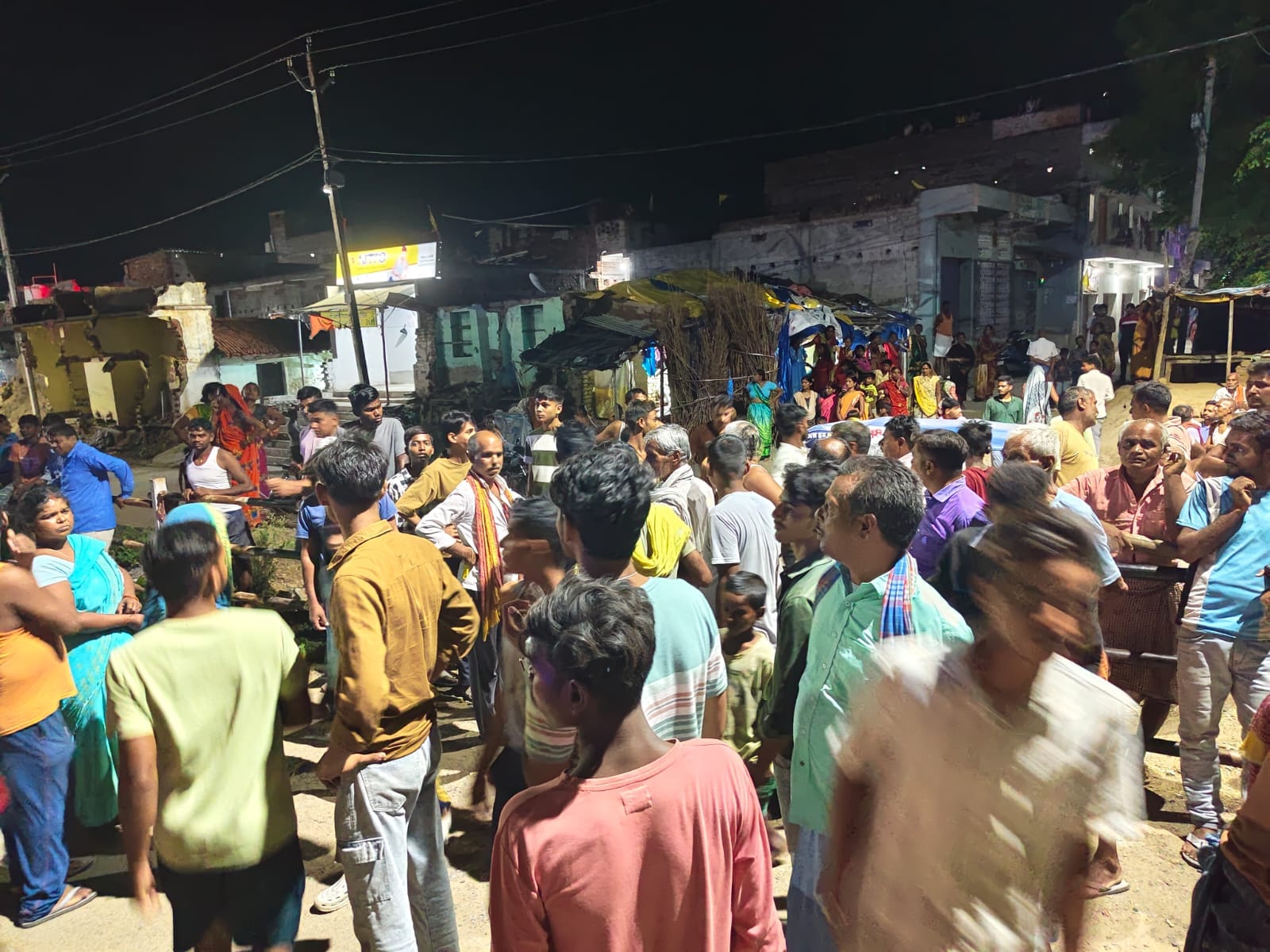 घटनास्थल पर जांच पड़ताल करती गया पुलिस
