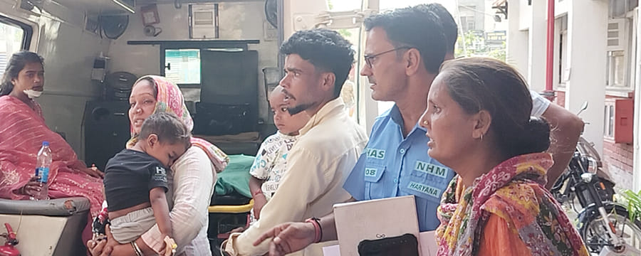 Two bikes collided, 6 people including 4 members of a family injured