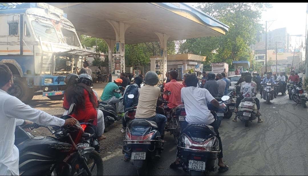 Amid rumours crowds gathered at petrol pumps petrol price crossed 100 in Ranchi