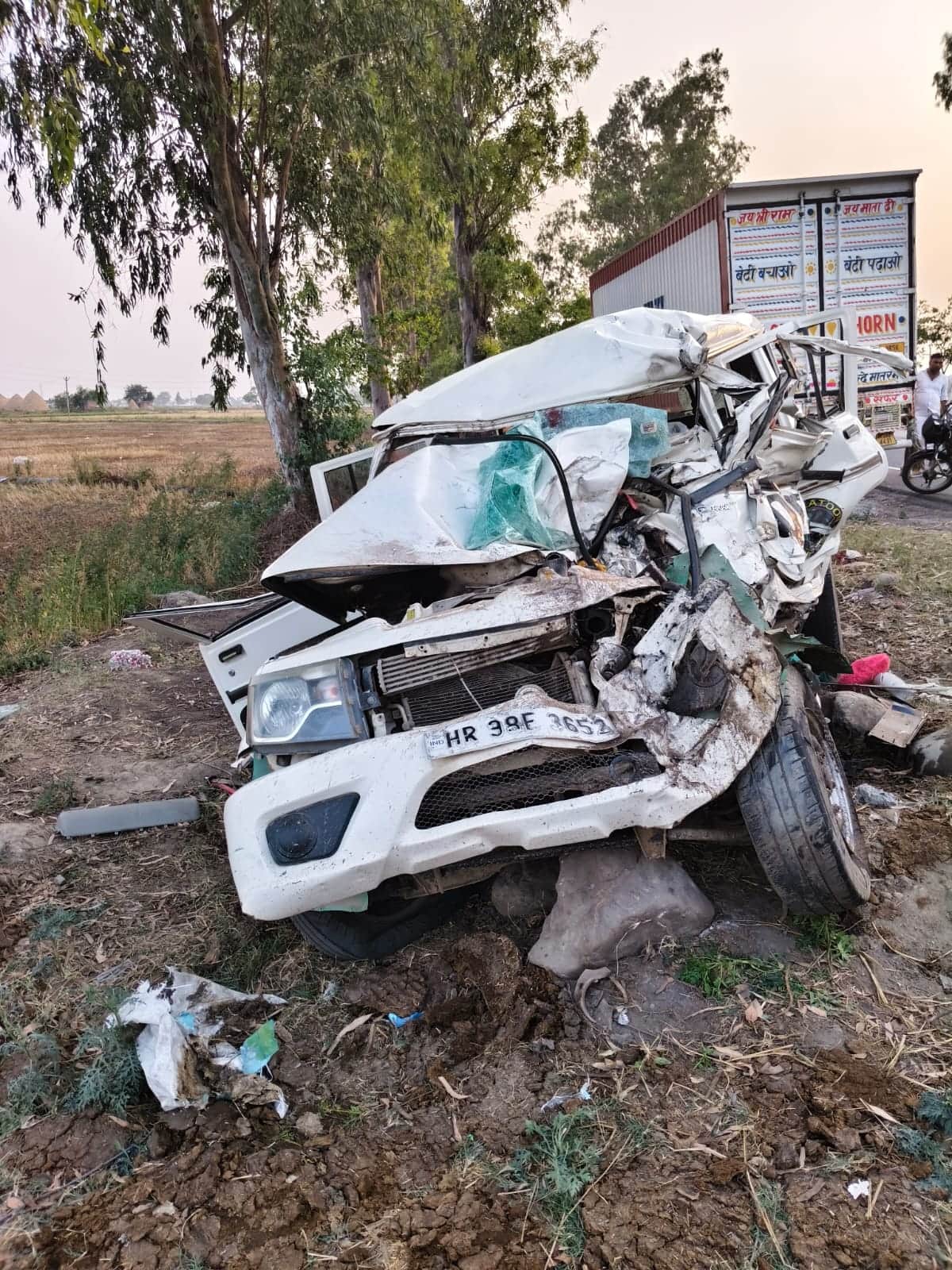 हादसे के बाद  क्षतिग्रस्त वाहन। संवाद