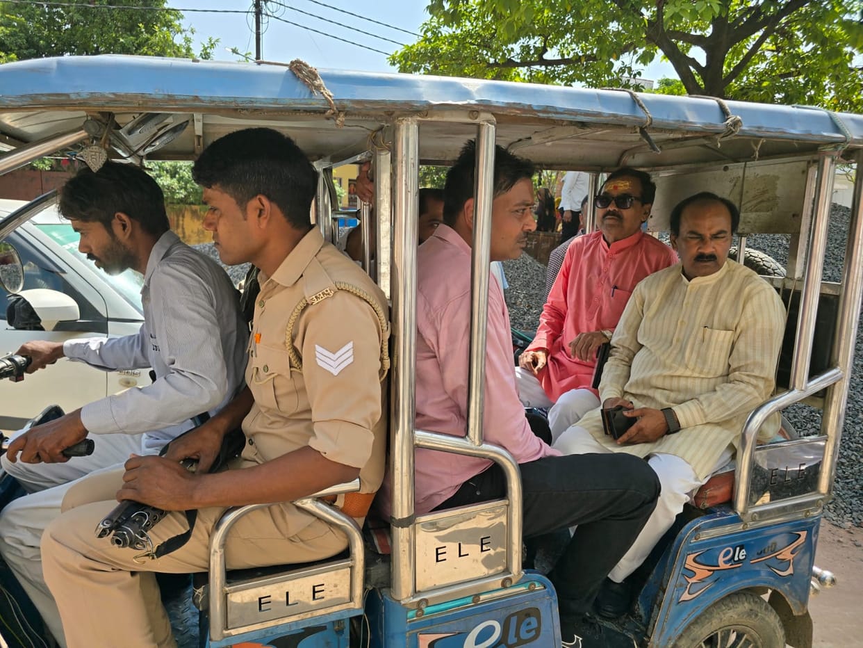 MLA and District President reached BJP office by e-rickshaw