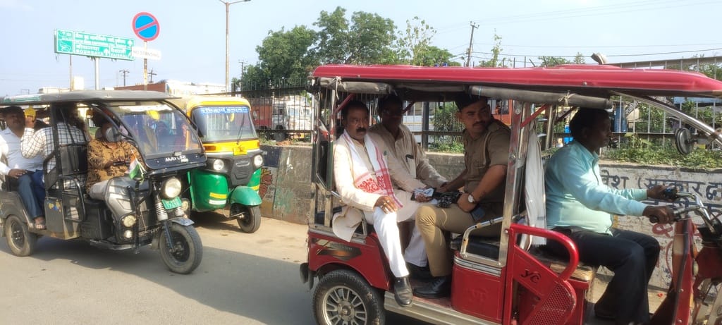 Responding to the PM's appeal, the MLA took a ride in an e-rickshaw.