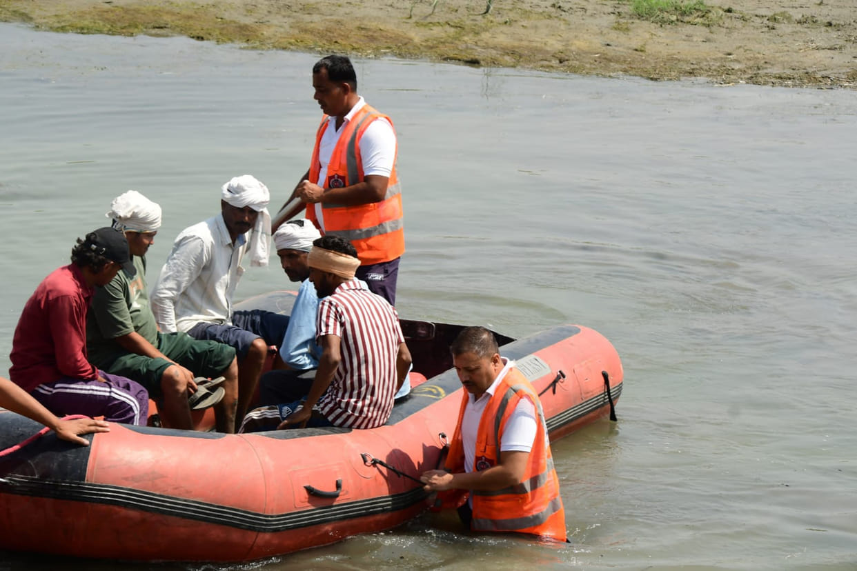 The administration became alert as soon as the siren sounded and rescued five people.