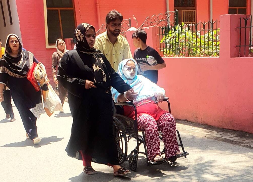 The system is increasing the pain of patients, attendants are pulling the stretchers themselves.