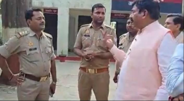There was an altercation between the representative of the District Panchayat President and the Sadarpur Sho