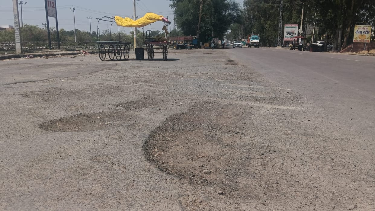 The road from the bus stand to Titram Mod is in bad condition, people are troubled.