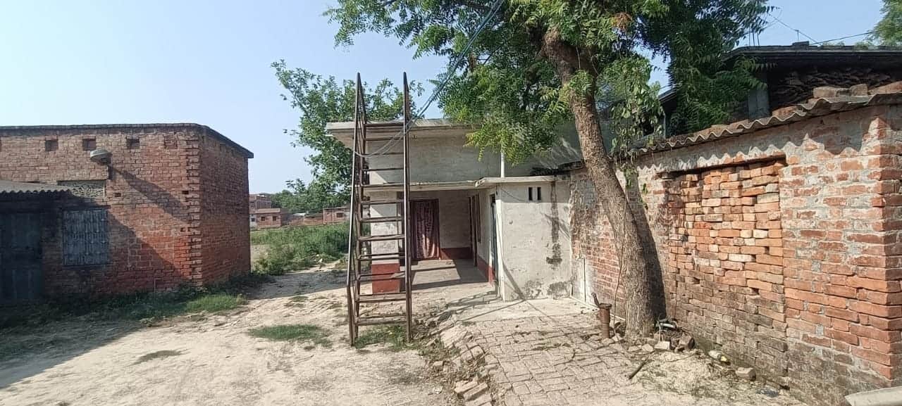 जीयनपुर के बछउरखुर्द रामगढ़ गांव में अजीत के पैतृक गांव में स्थित आवास।