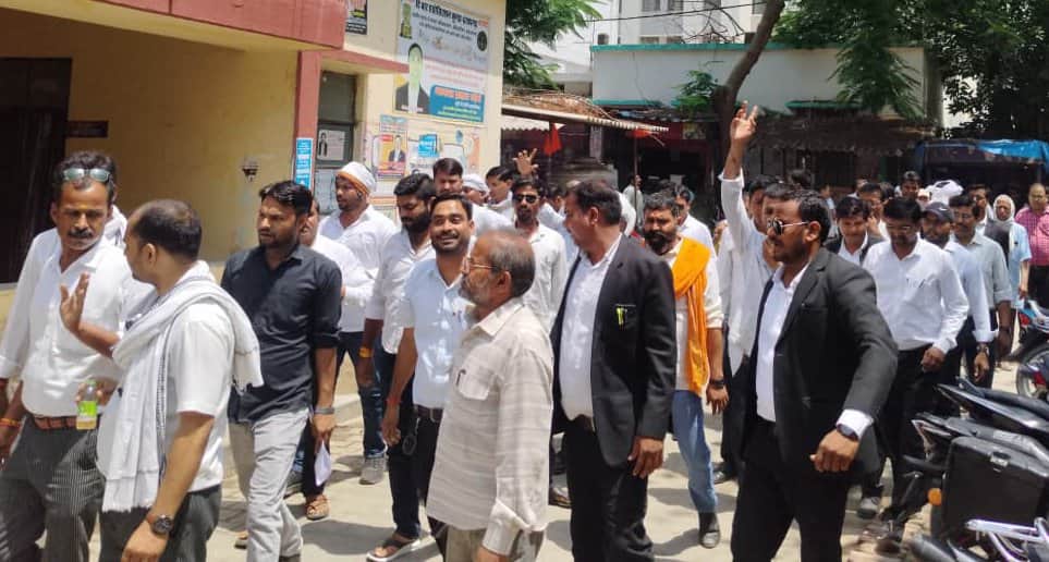 कुंडा तहसील में मांगों को लेकर प्रदर्शन करते अधिवक्ता। अधिवक्ता