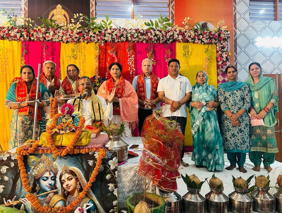 कुरुक्षेत्र। सेक्टर-आठ में कथा के दौरान मंच पर एकजुट सेवक। स्वयं