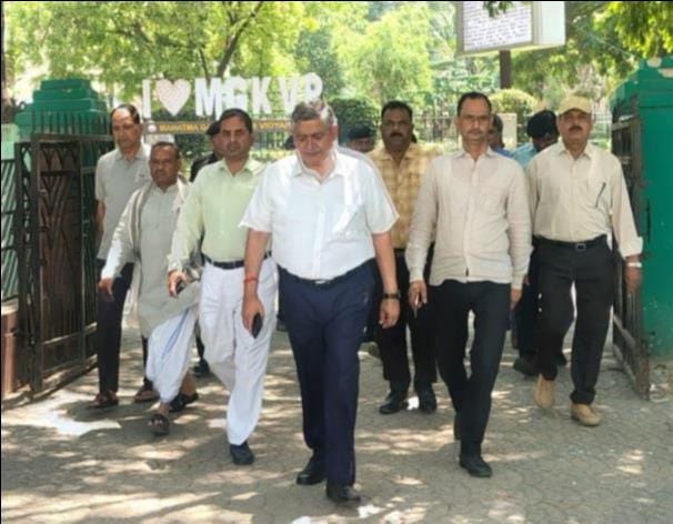 The Vice-Chancellor and officials arrived on foot at Kashi Vidyapeeth; one day, teachers and students will also arrive.
