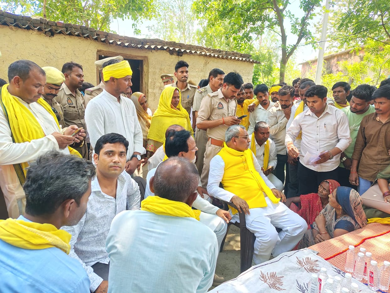 The mother of the deceased wept and surrounded the convoy of Minister Om Prakash Rajbhar, lying on the road demanding justice