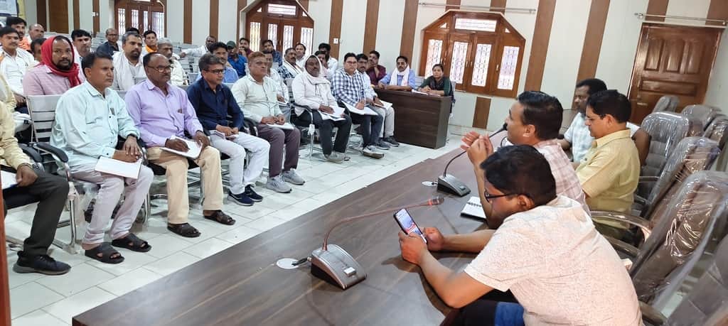 म्योरपुर ब्लॉक सपागर में बैठक लेते उपायुक्त श्रम एवं रोजगार व मौजूद कर्मचारी