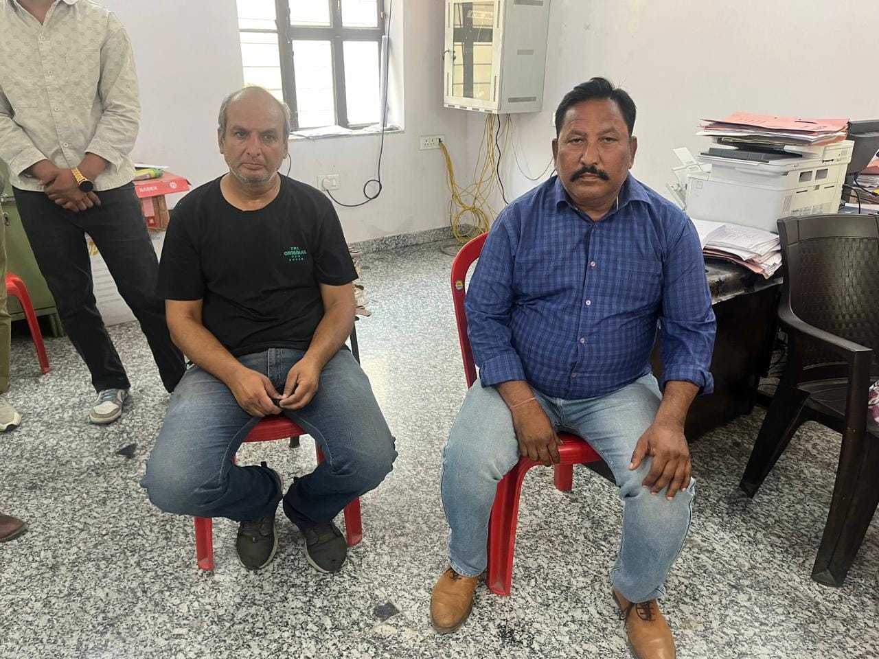 नीली कमीज में स्वास्थ्य निरीक्षक, काली टी शर्ट में प्राइवेट व्यक्ति