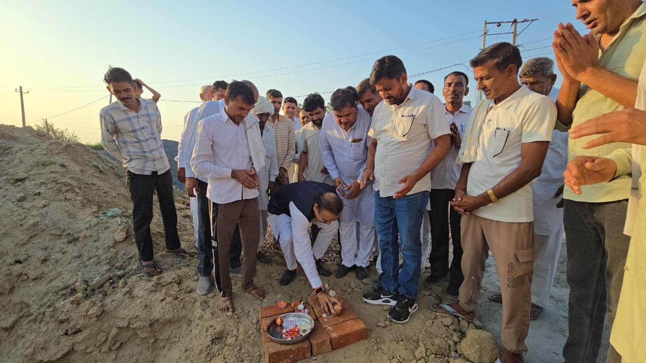 नारियल फोडकर विभिन्न विकास कार्यों का शिलान्यास करते विधायक योगेंद्र राणा। संगठन