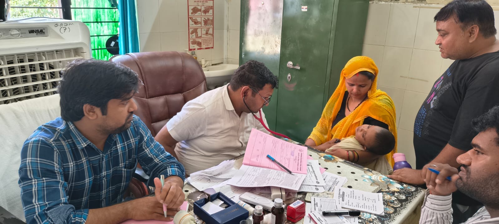 ओपीडी में बच्चे की जांच करते डॉ. विश्व प्रकाश। स्रोत: डॉक्टर