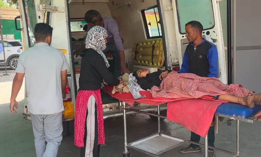 A young woman who went to collect fodder fell into a ditch, and students became angels