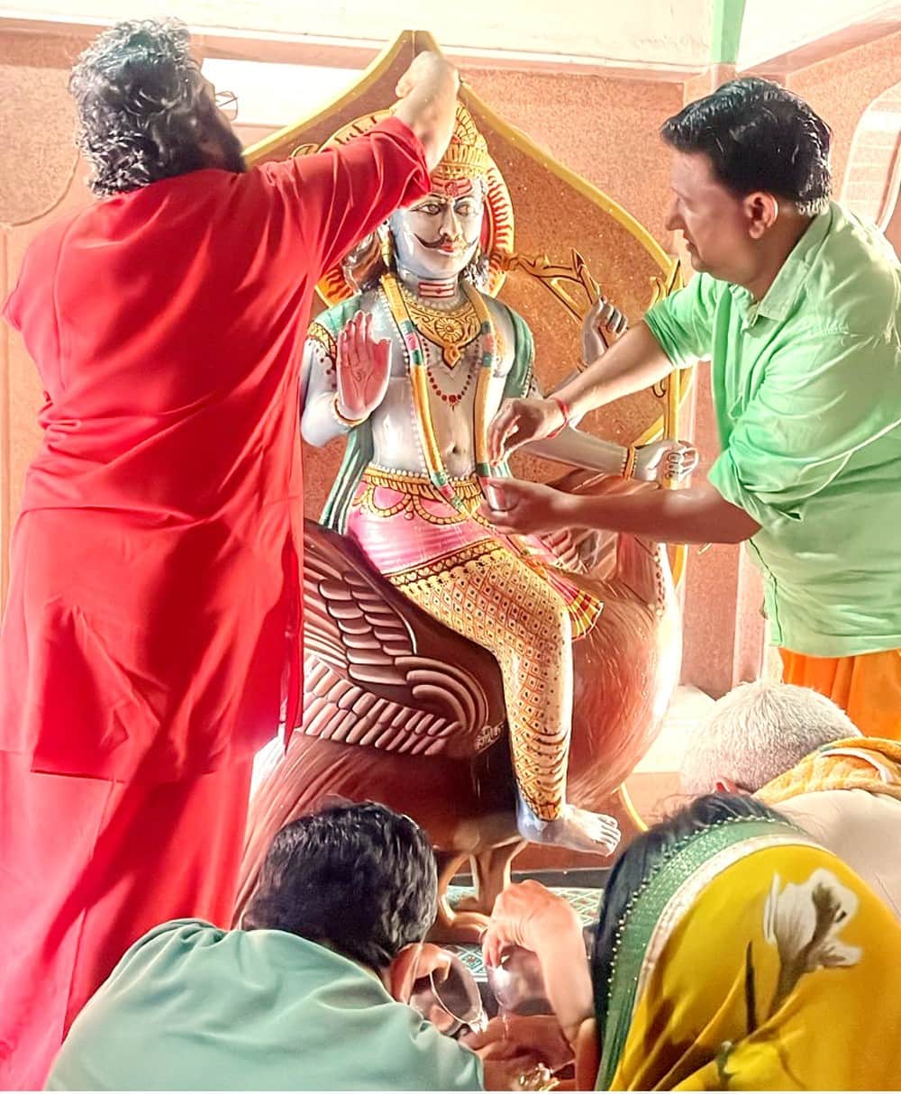 पिहोवा। शनिदेव की पूजा करते स्वामी खटवांग पुरी एवं अन्य सेवक। संवाद