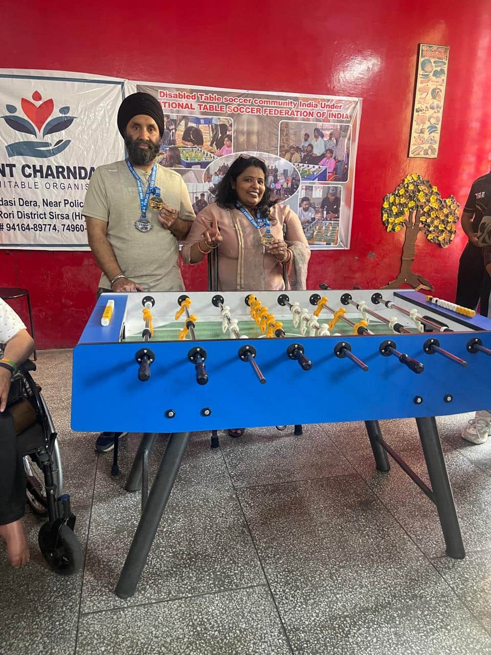 पंजाब के फतेहगढ़ साहिब में आयोजित पंजाब टेबल सॉकर कप में जीता स्वर्ण पदक दिखाती हुई दिव्यांग पू