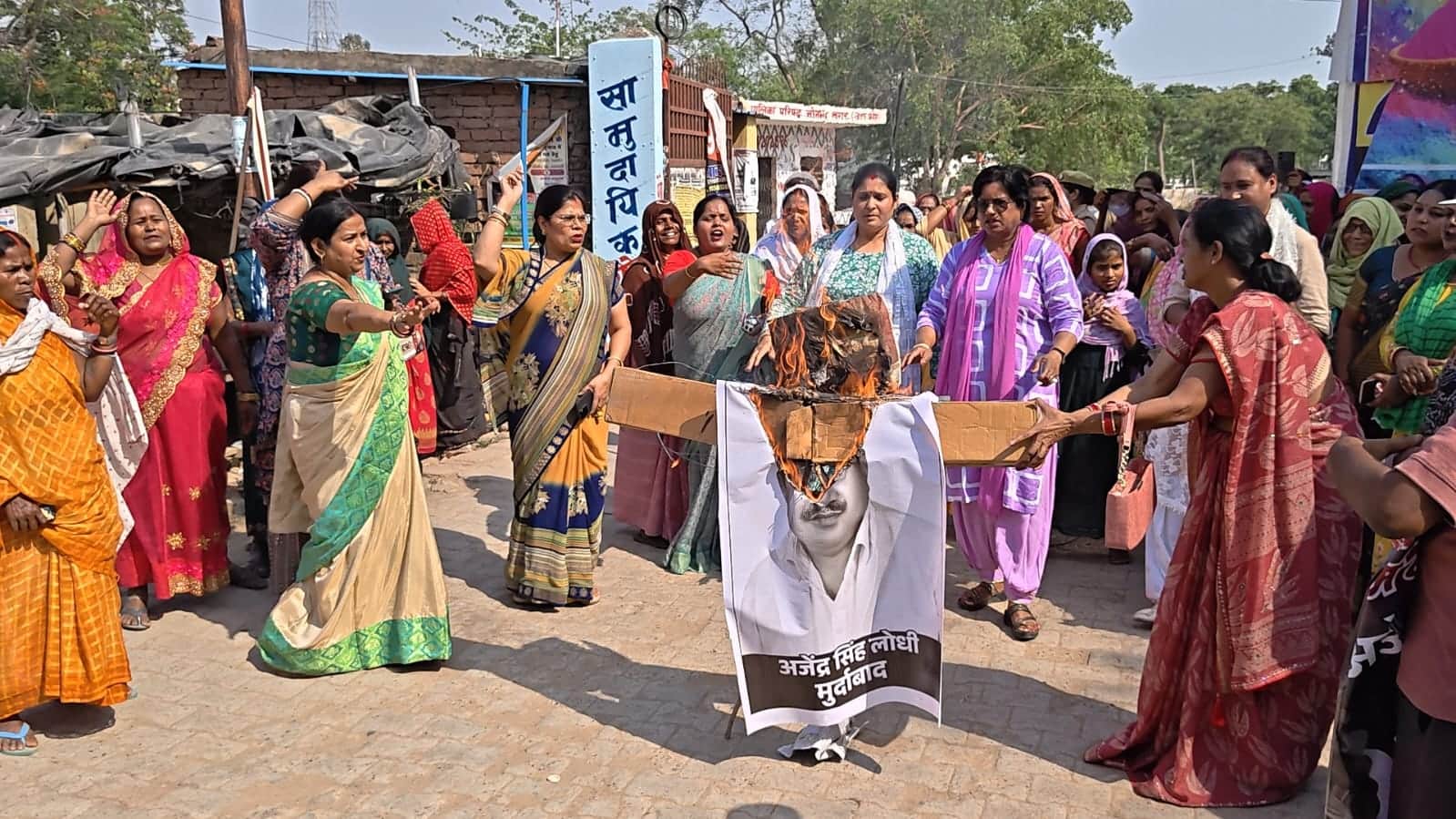 रॉबर्ट्सगंज में सपा सांसद अजेंद्र सिंह लोधी का पुतला फूंकती भाजपा महिला मोर्चा की पदाधिकारी।