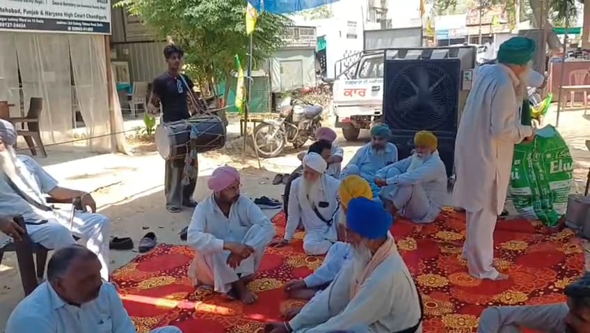 Protest against the Deputy Tehsildar, farmers beat drums