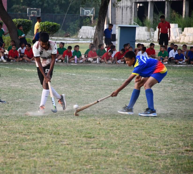 सैनिक स्कूल में आयोजित हाॅकी प्रतियोगिता में अपने प्रतिद्वंद्वी से बाॅल लेने की कोशिस करता ख