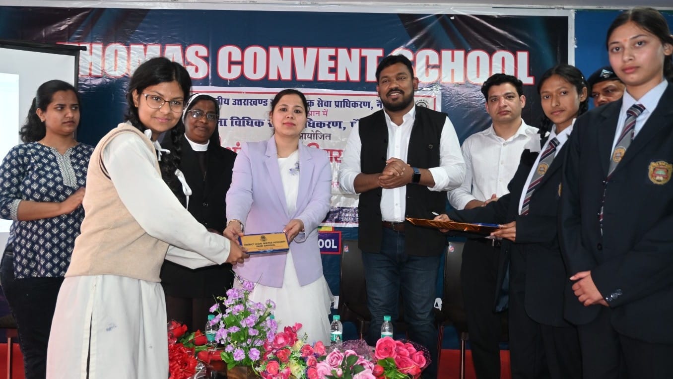 सेंट थॉमस कॉन्वेंट स्कूल में  आयोजित  कार्यक्रम में छात्रा को पुरस्कार देकर सम्मानित  करतीं जिल