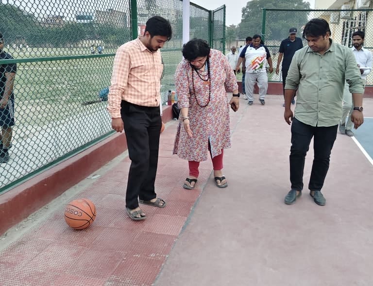 Hand over the basketball and badminton halls after removing their deficiencies.