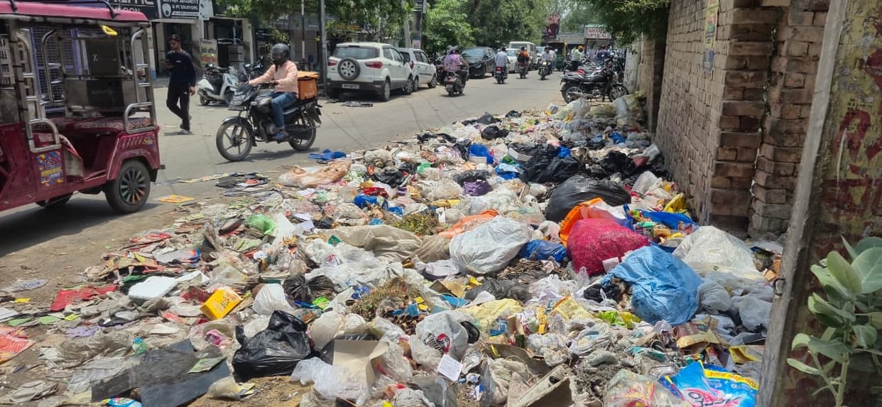 Even after the strike ended, heaps of garbage remained in the city.