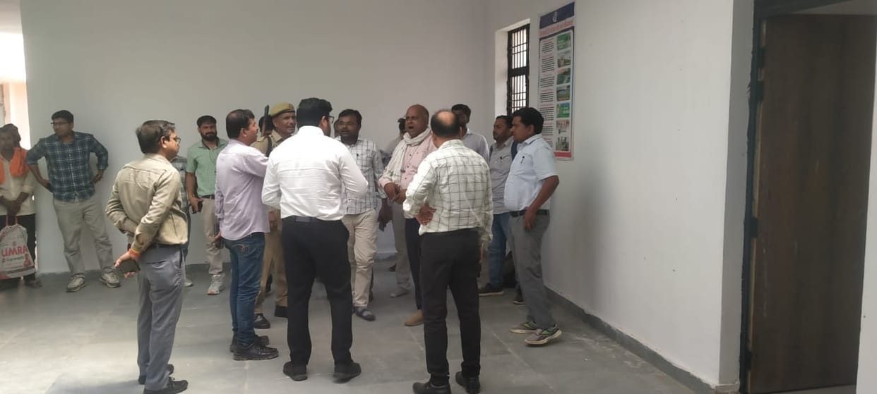 Lekhpals sit on strike against SDM in Mitauli tehsil