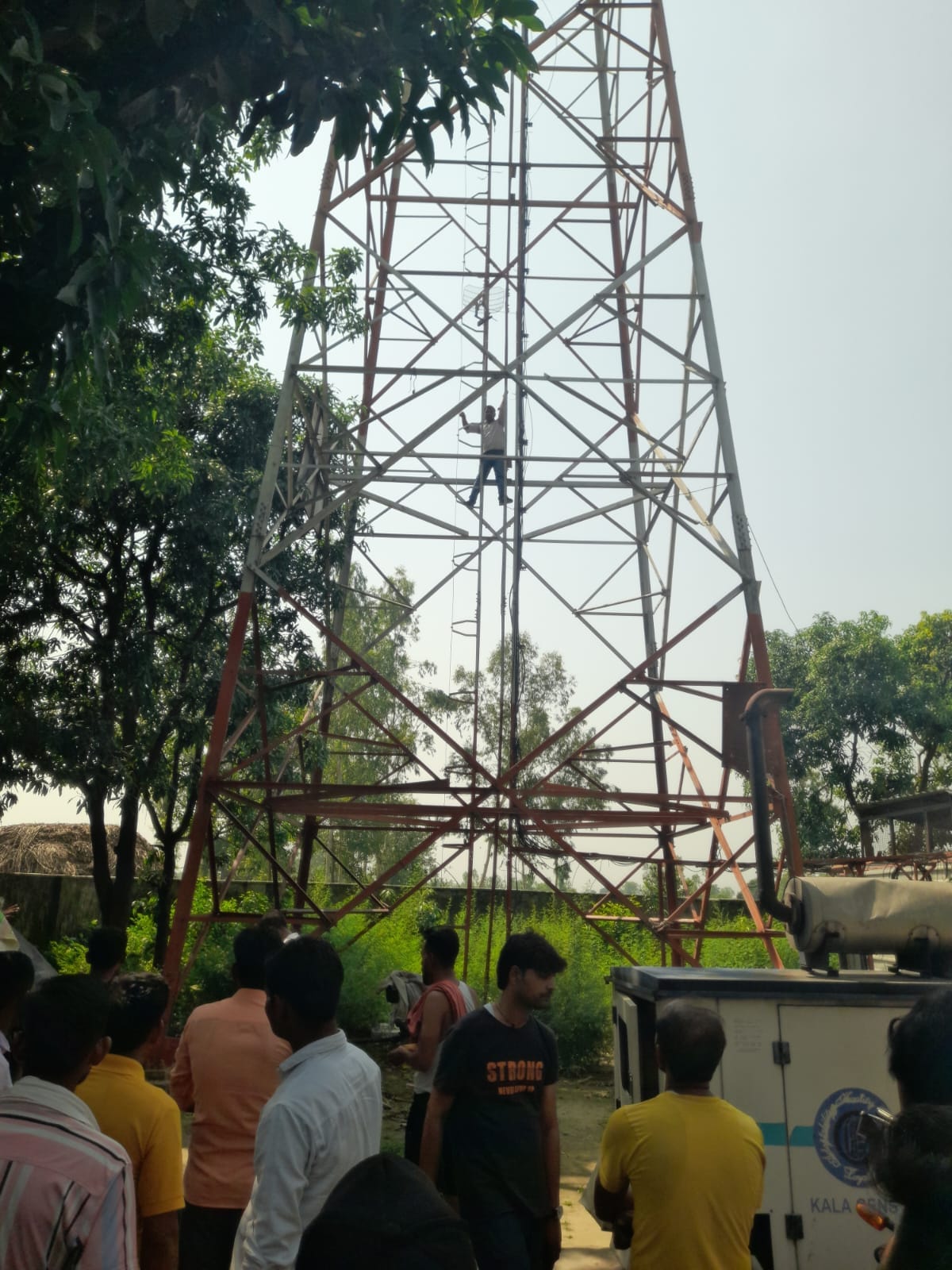 Angry over the lack of demarcation of his field, a young man climbed a mobile tower.