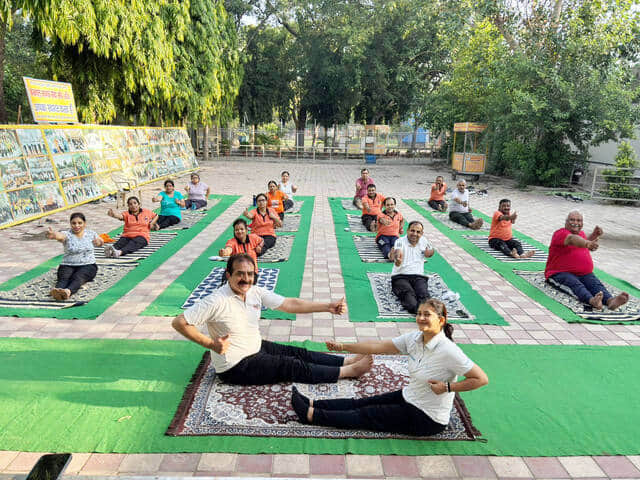 योग का अभ्यास करते लोग। संस्था