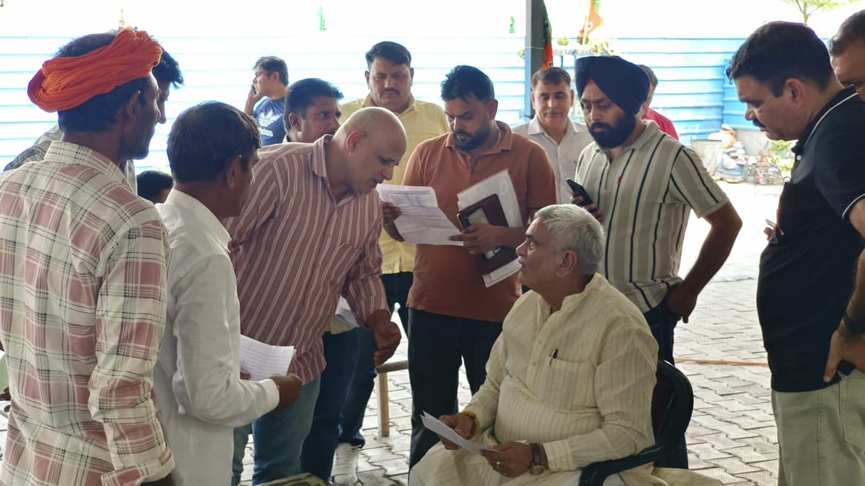 Grover hits back at Hooda, says Congress wouldn't have run away from elections if it were strong.