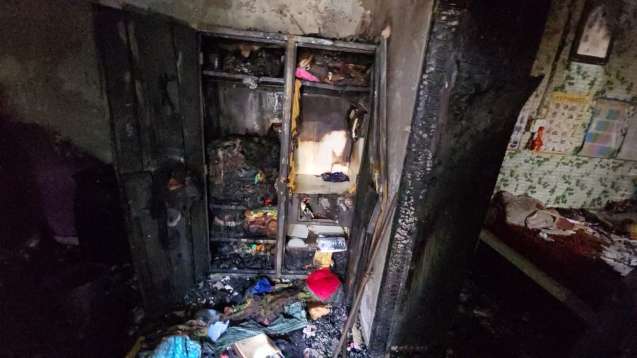 A fire broke out in the house due to a short circuit, burning the goods and cash kept in the house