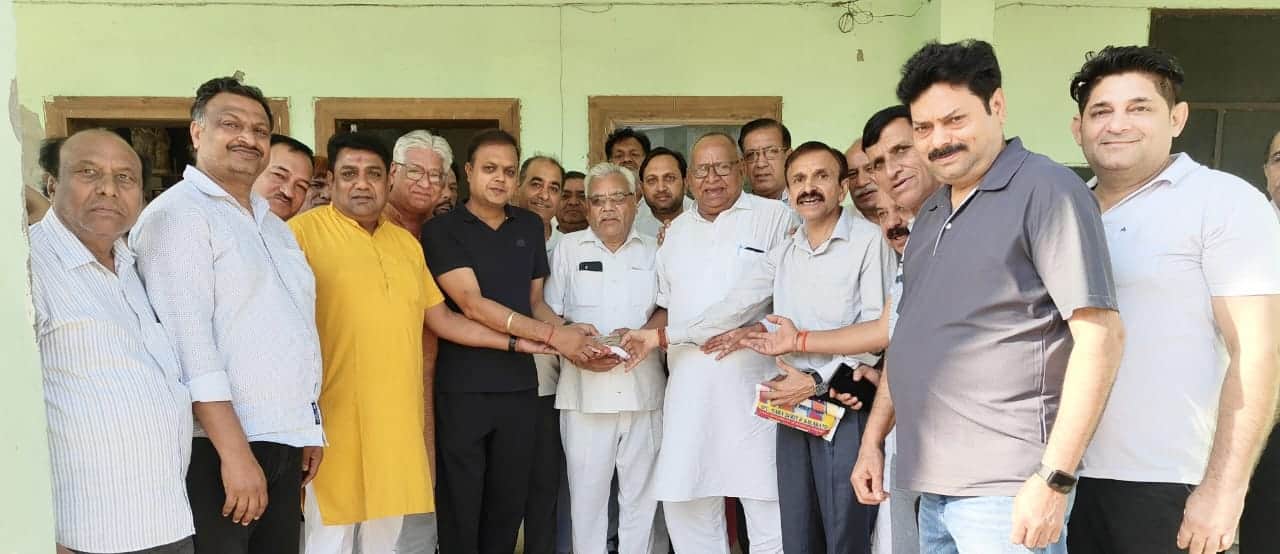 असंध गोशाला प्रधान को राशि प्रदान करते श्री कृष्ण कृपा जिओ गीता परिवार के सदस्य। संवाद