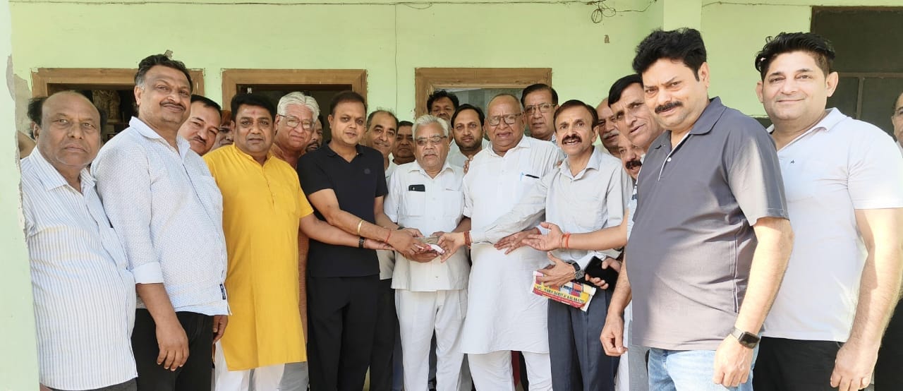 असंध गोशाला प्रधान को राशि प्रदान करते श्री कृष्ण कृपा जिओ गीता परिवार के सदस्य। संवाद