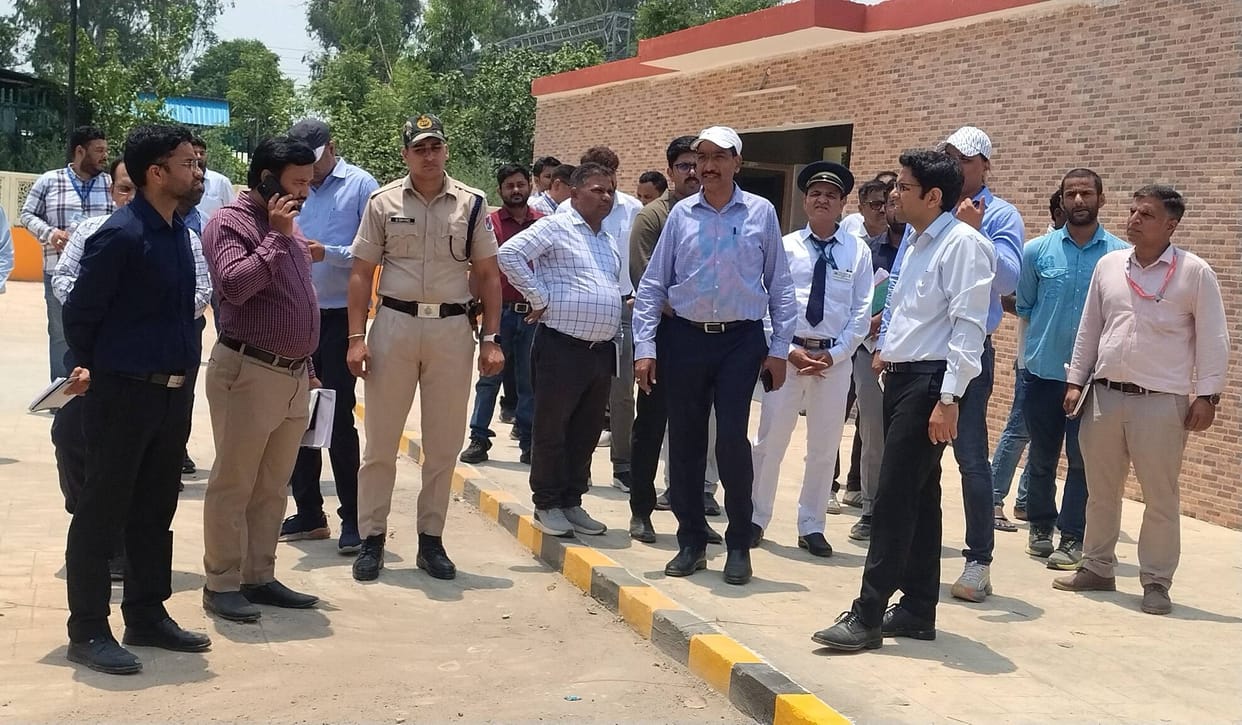 DRM got angry after seeing the conditions at the railway station