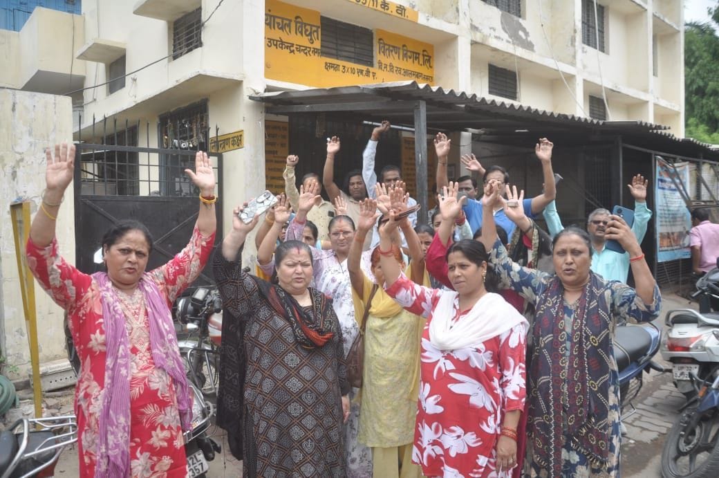 Power outage for seven hours, substation workers held hostage for three hours
