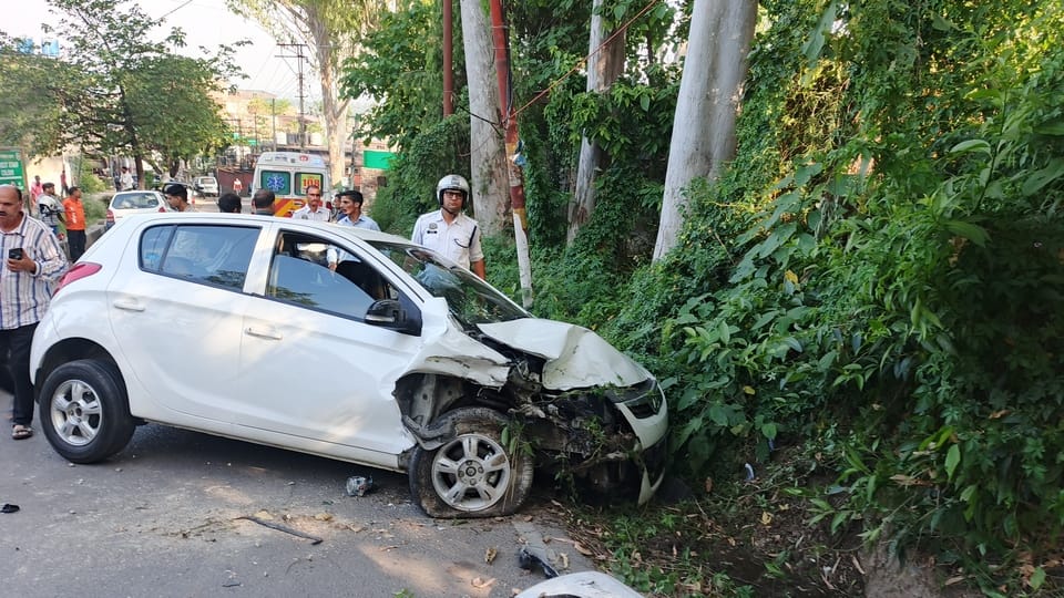 Two vehicles collided on Dangkwali road, four people were injured