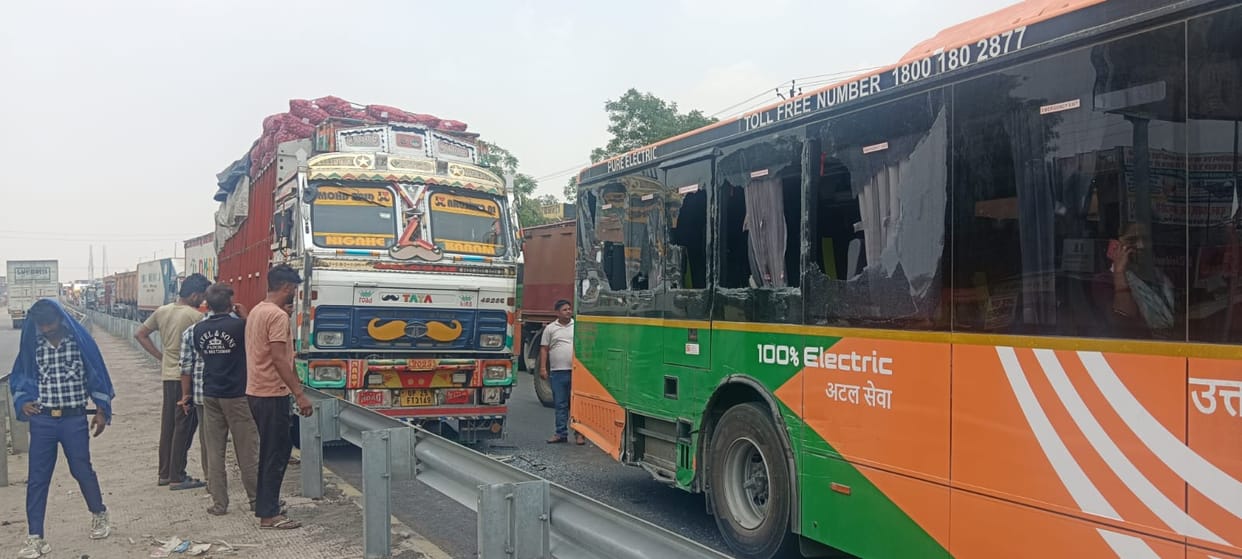 Bus and truck collide on Digha bypass, passengers narrowly escape