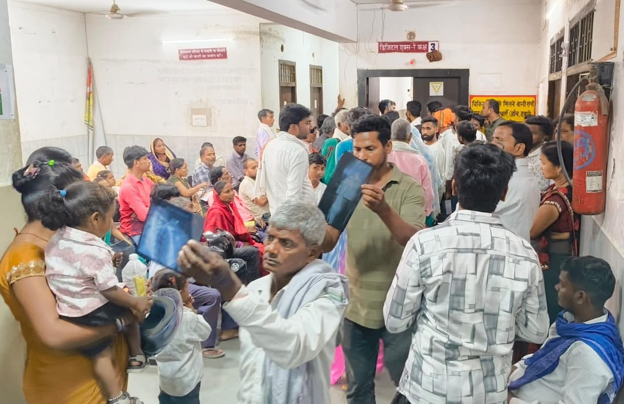 Crowds gather for digital X-rays, patients wait for hours