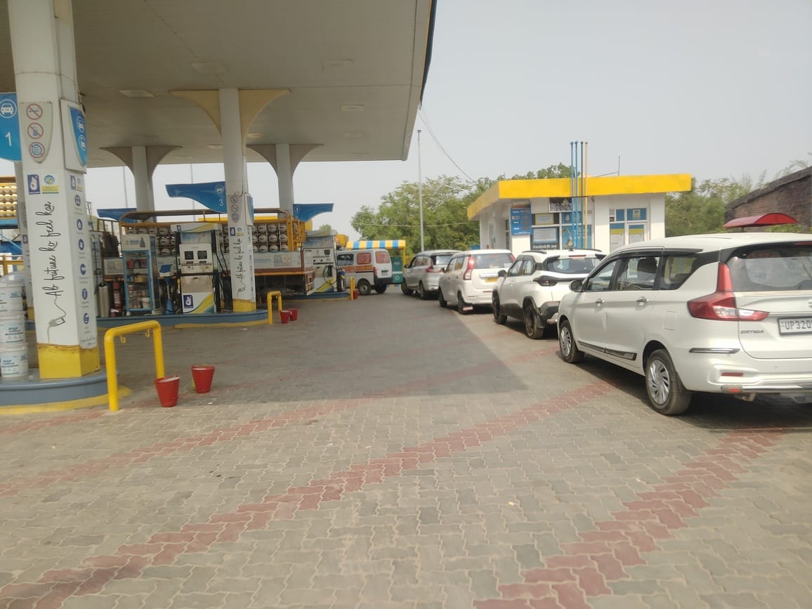Crowds at CNG pumps increased amid petrol-diesel crisis