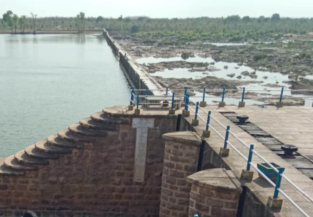 फोटो - 03 बरियापुर बांध में केन नदी में दिखती चट्टानें। संवाद